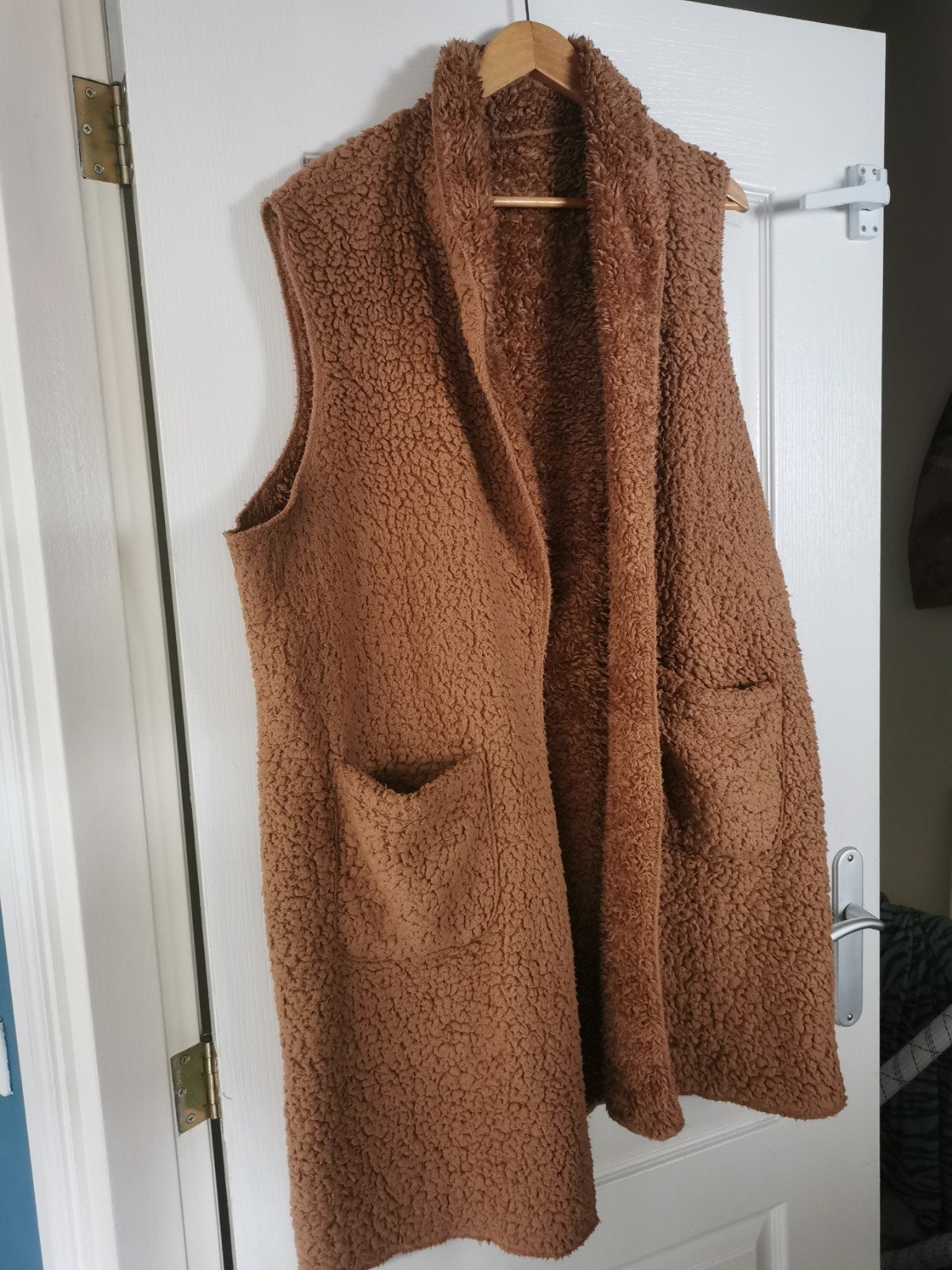 Lange teddy gilet bruin - Maat 44, Ophalen of Verzenden, Zo goed als nieuw, Maat 42/44 (L), Bruin