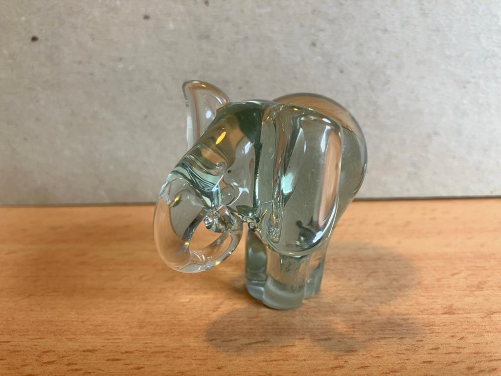 Glazen olifantje, 5,5 cm hoog, Verzamelen, Beelden en Beeldjes, Ophalen of Verzenden, Dier