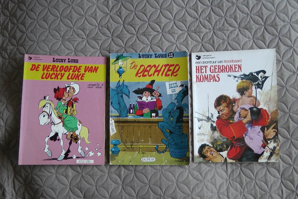 Stripalbums Roodbaard, Lucky Luke 2x, Knudde & stripmix (2), Gelezen, Ophalen of Verzenden, Diversen, Meerdere stripboeken