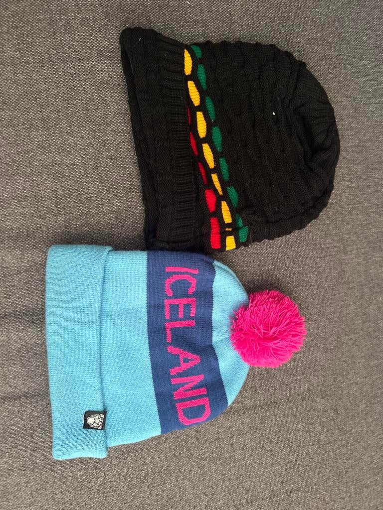 Mutsen: Rasta beanie & IJsland pomponmuts, Ophalen of Verzenden, Zo goed als nieuw, One size fits all, Hoed