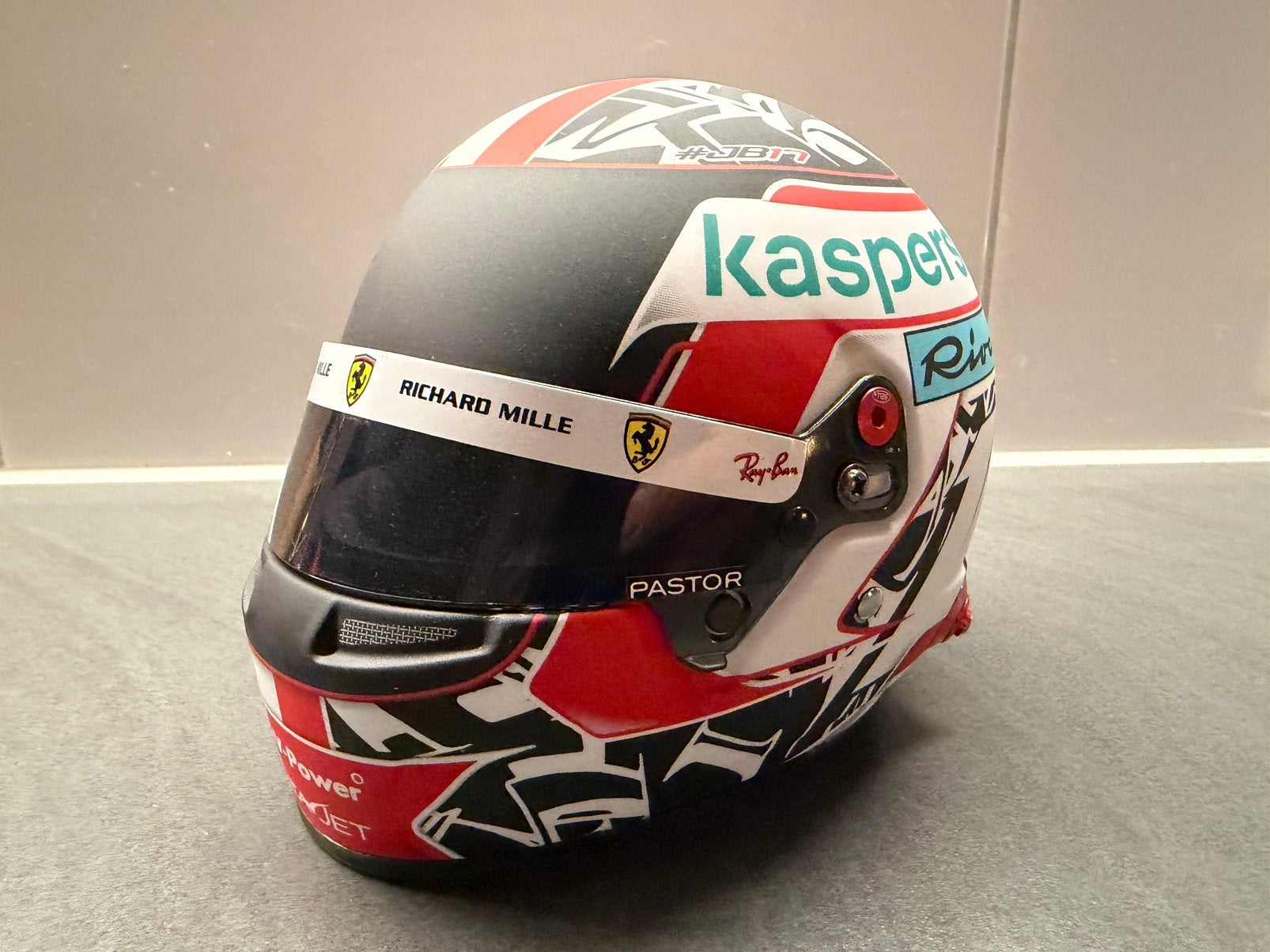 Charles Leclerc Helm Ferrari 2021 1:2, Ophalen of Verzenden, Zo goed als nieuw, Formule 1