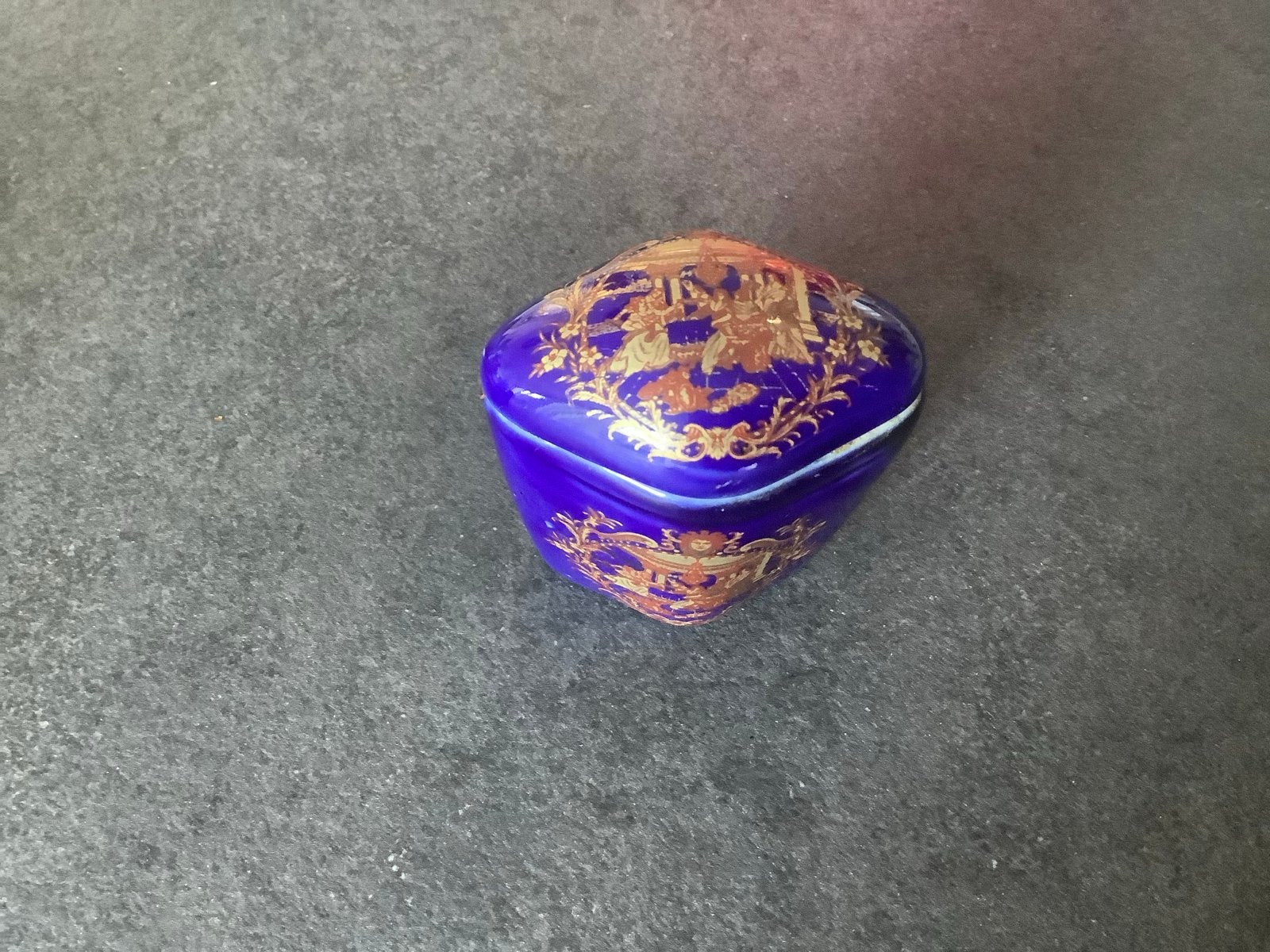 Vintage Kobaltblauwe Porseleinen Doosje met Gouden Decor, Ophalen of Verzenden