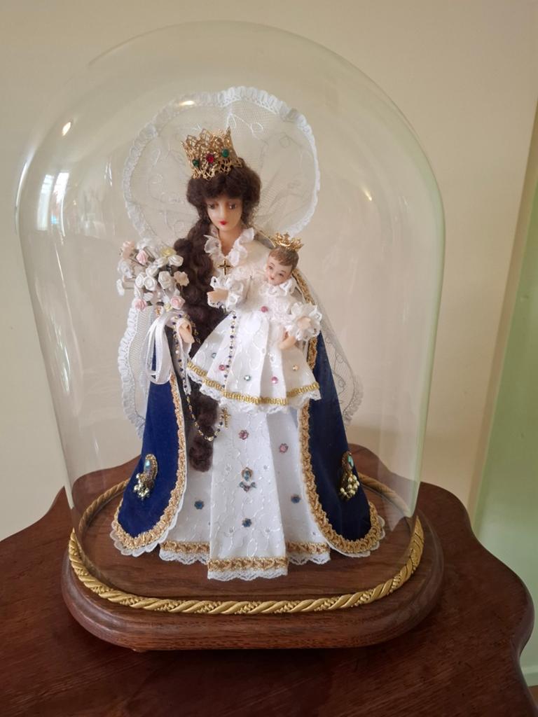 Prachtige Maria met kind beeld in een glazen stolp., Ophalen