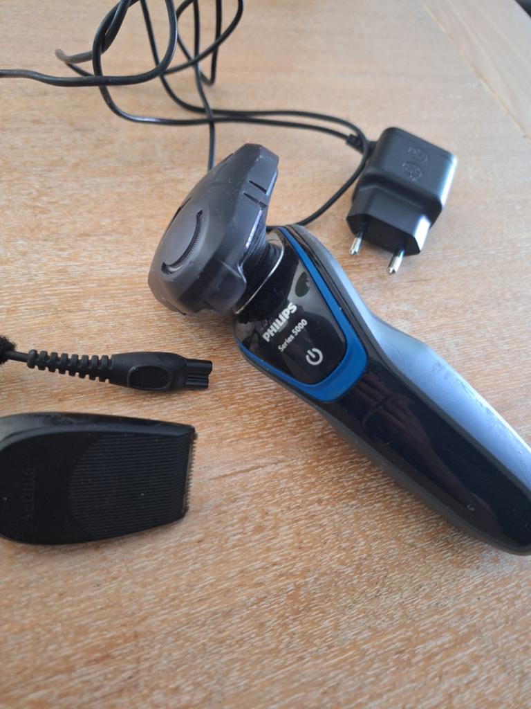 Philips Series 5000 scheerapparaat met oplader, Ophalen of Verzenden, Gebruikt, Scheren en Epileren