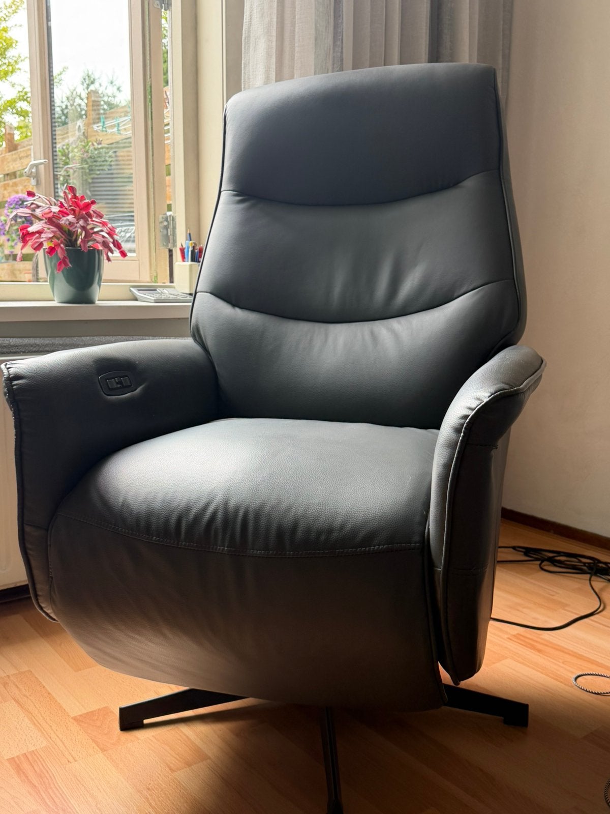 Leren Relax stoel.   Elektrisch, Huis en Inrichting, Fauteuils, Ophalen, Gebruikt, Minder dan 75 cm, 50 tot 75 cm
