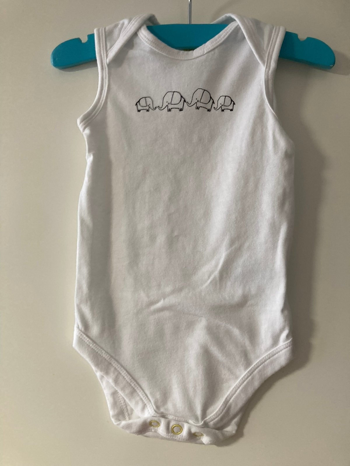 Witte mouwloze romper / rompertje maat 62/68 olifanten, Ophalen of Verzenden, Zo goed als nieuw, Jongetje, Nacht- of Onderkleding