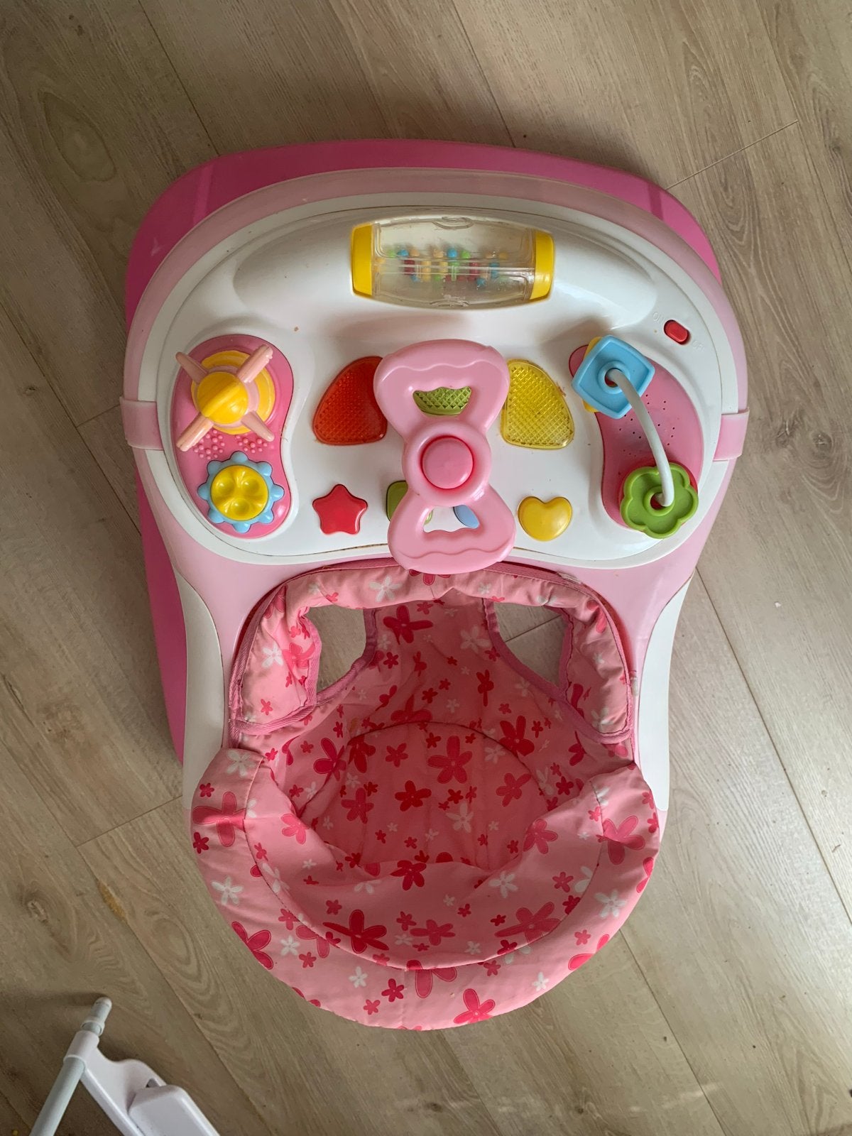 Roze baby loopstoel met speelblad - Qute, Ophalen of Verzenden, Gebruikt