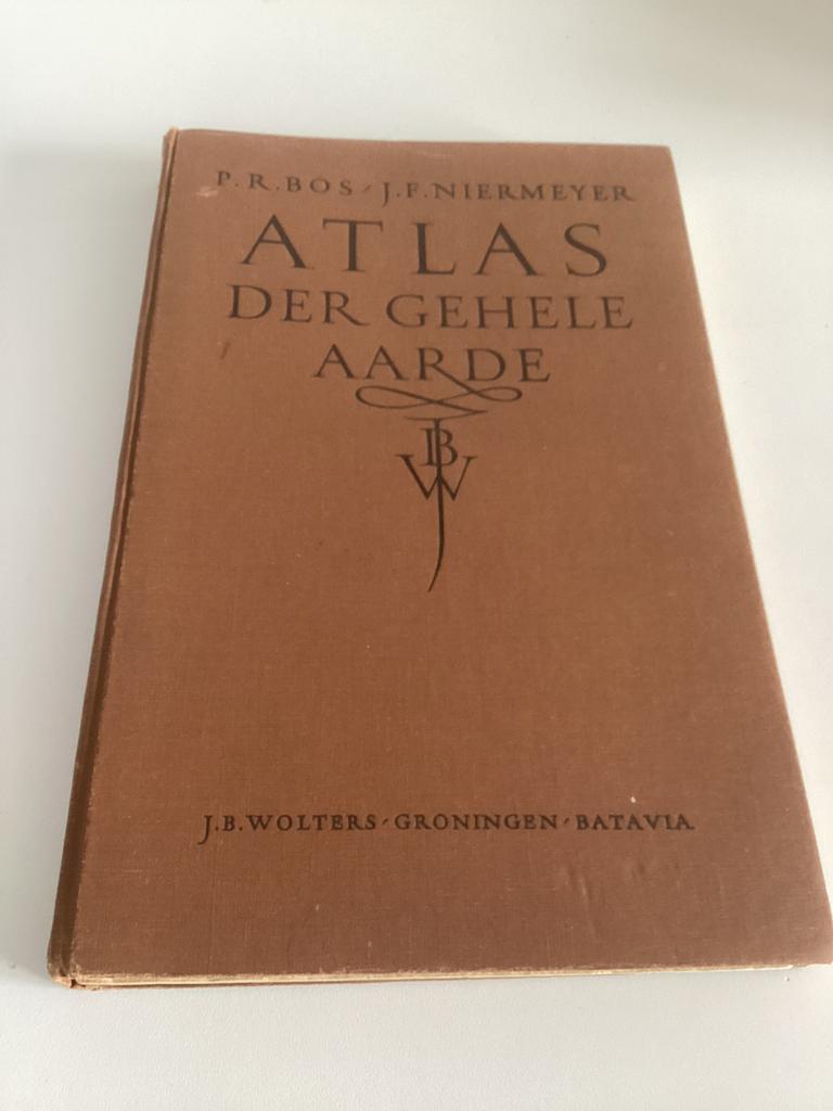 Bos-Niermeyer Schoolatlas der Gehele Aarde 1947, Boeken, Atlassen en Landkaarten, Gelezen, Bosatlas, Ophalen of Verzenden, 1800 tot 2000