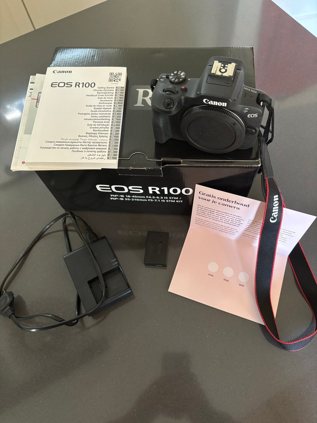 Foto 3 van Canon EOS R100 Systeemcamera body