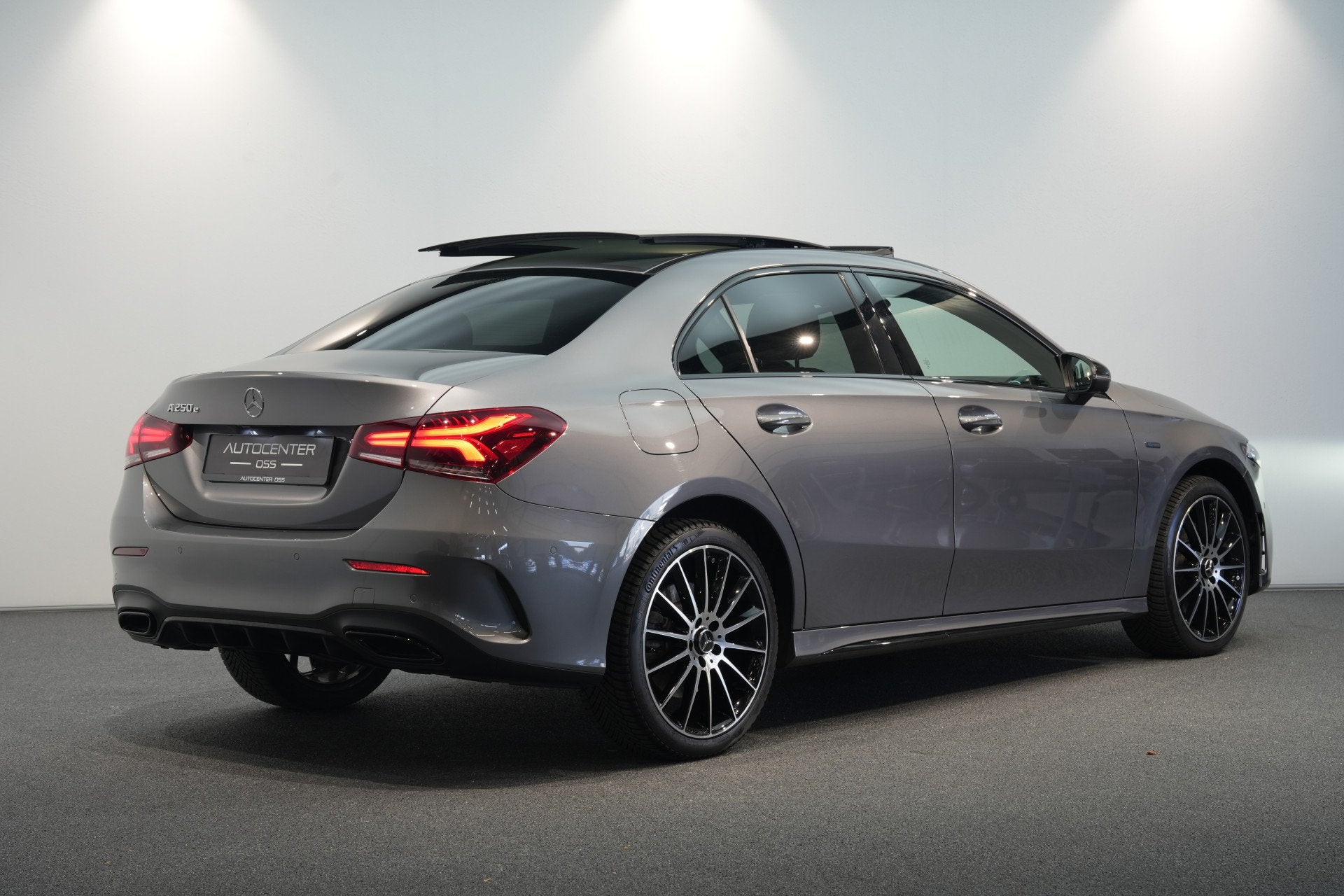 Mercedes-Benz A-Klasse 250 e AMG Limousine ✅ PANO ✅ ADAP, Gebruikt, Zwart, 4 cilinders, Bedrijf