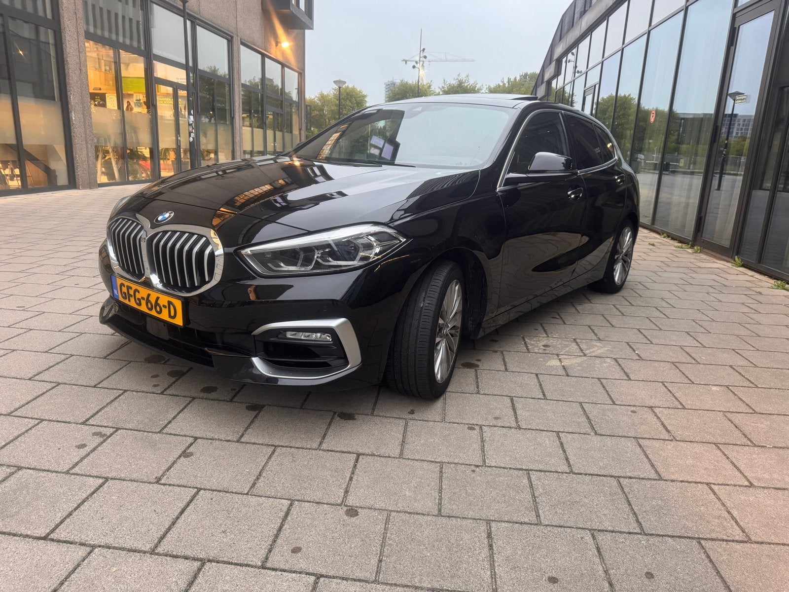 BMW 1-Serie 118i  Pano Full options LuxeryLine abiant memory, Autonomous Driving, Zwart, Leder, Particulier