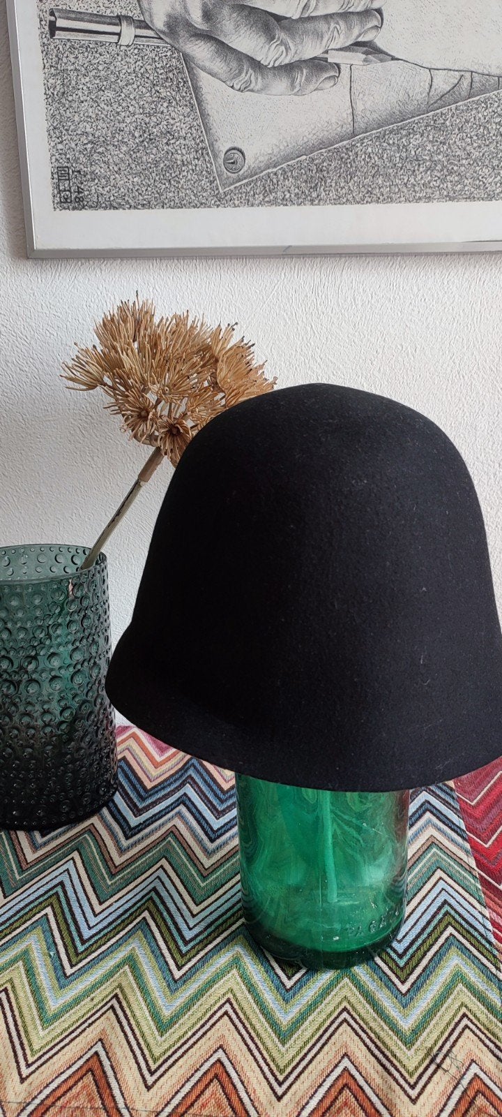 Zwarte wollen cloche hoed van Bijenkorf Accessoires, Hoed, Gedragen, Bijenkorf Accessoires, One size fits all