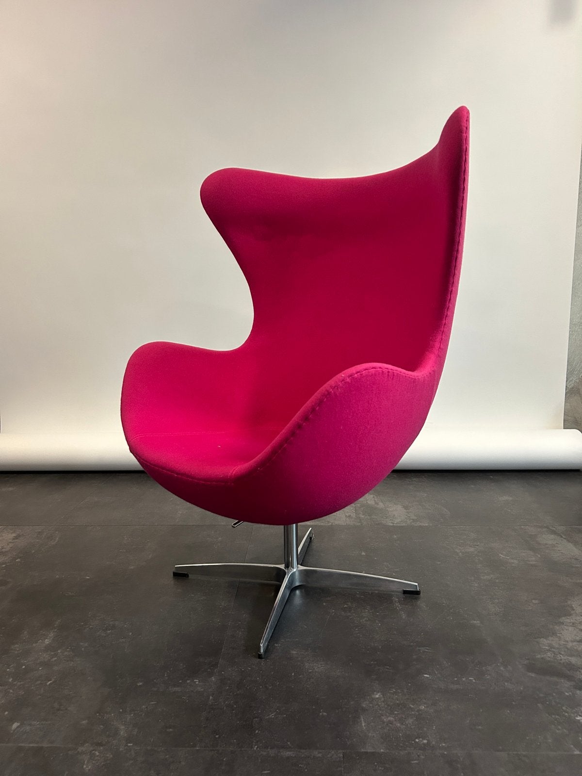 Iconische Egg Chair in levendig roze, Huis en Inrichting, Fauteuils, Ophalen, 75 tot 100 cm, Zo goed als nieuw, 75 tot 100 cm