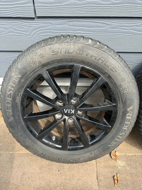 Vredestein Snowtrac 5 winterbanden met zwarte Kia velgen, Auto-onderdelen, Banden en Velgen, Ophalen, Gebruikt, 16 inch, Banden en Velgen