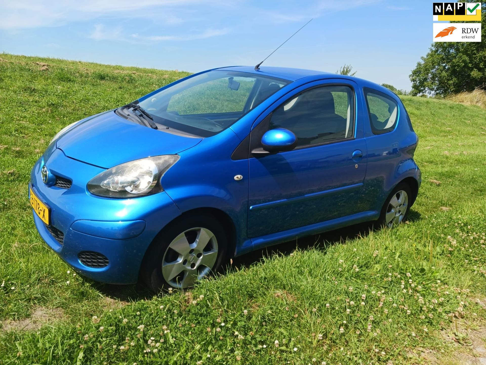 Toyota Aygo 1.0i 12V Access Airco Nieuwe koppeling Elk Ramen, Auto's, Voorwielaandrijving, Gebruikt, Zwart, 68 pk