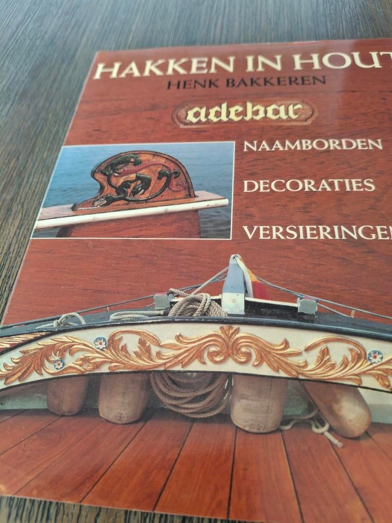 HAKKEN IN HOUT - Scheepsversieringen, Naamborden, Decoraties, Ophalen of Verzenden, Zo goed als nieuw, Overige onderwerpen, Henk Bakkeren
