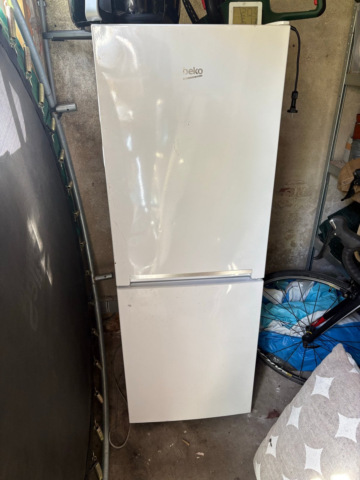 Beko Koelkast met vriezer - Defect, gratis af te halen, Witgoed en Apparatuur, Koelkasten en IJskasten, Ophalen, 200 liter of meer