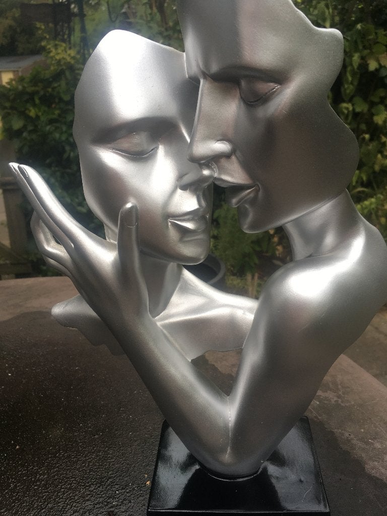 modern liefdes beeld  man-vrouw in zilverlook, Antiek en Kunst, Buste, Kunststof, Beschilderd, 20 - 50 cm
