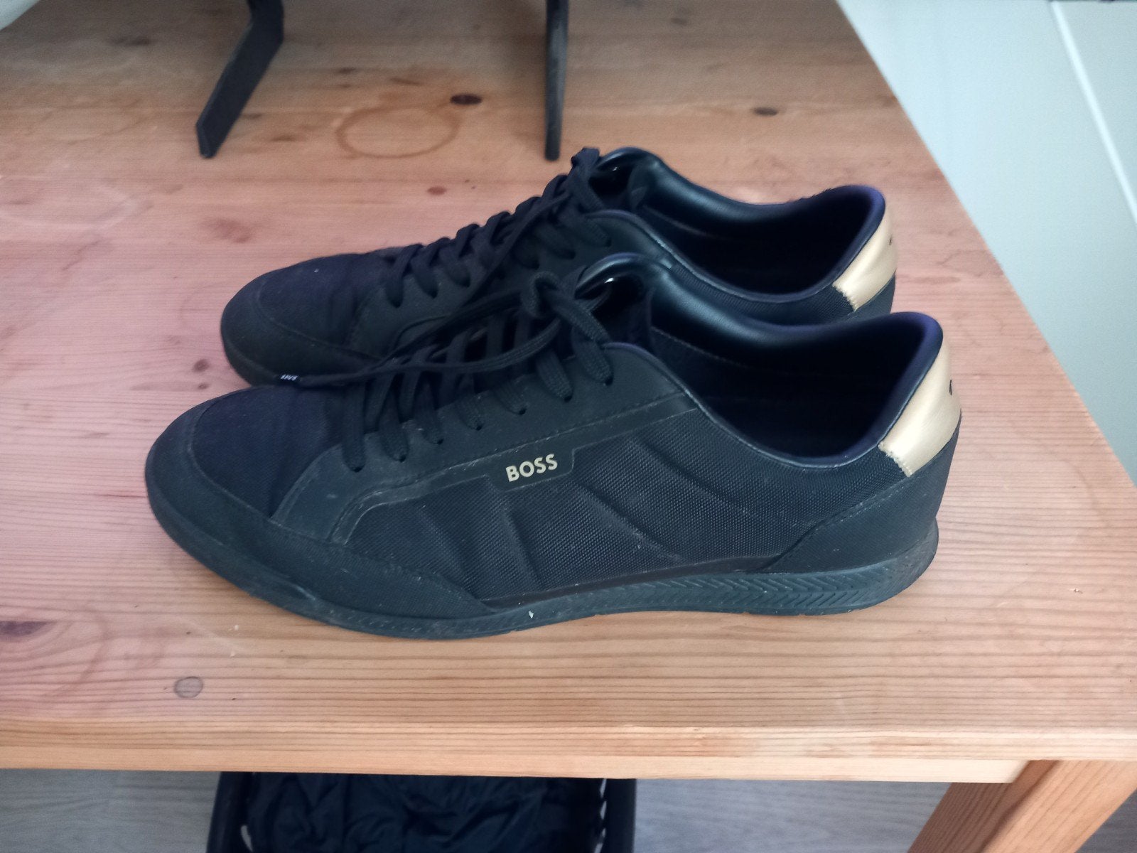 Zwarte BOSS sneakers met gouden accenten, BOSS, Zwart, Ophalen of Verzenden, Sneakers of Gympen
