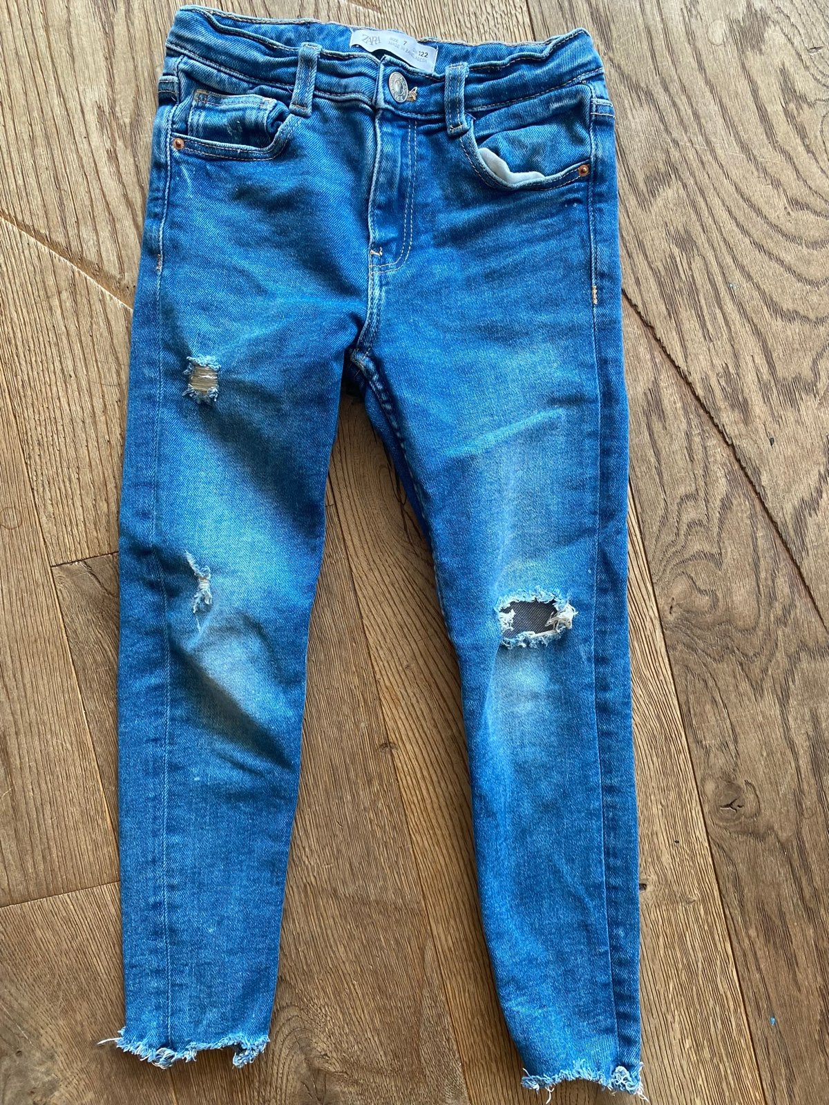 Zara spijkerbroek met gaten, maat 122, Ophalen of Verzenden, Zo goed als nieuw, Jongen of Meisje, Broek