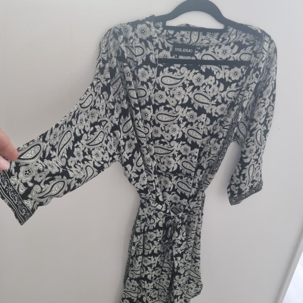 Sissel Edelbo kimono / wikkeljurk paisley zwart-wit – S/M, Maat 38/40 (M), Zwart, Zo goed als nieuw, Onder de knie