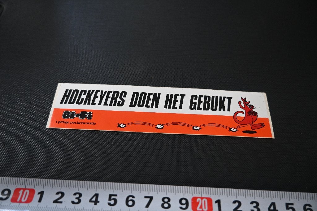sticker HOCKEYERS doen het gebukt Bi-FI 't pittige pocketwor, Ophalen of Verzenden, Zo goed als nieuw