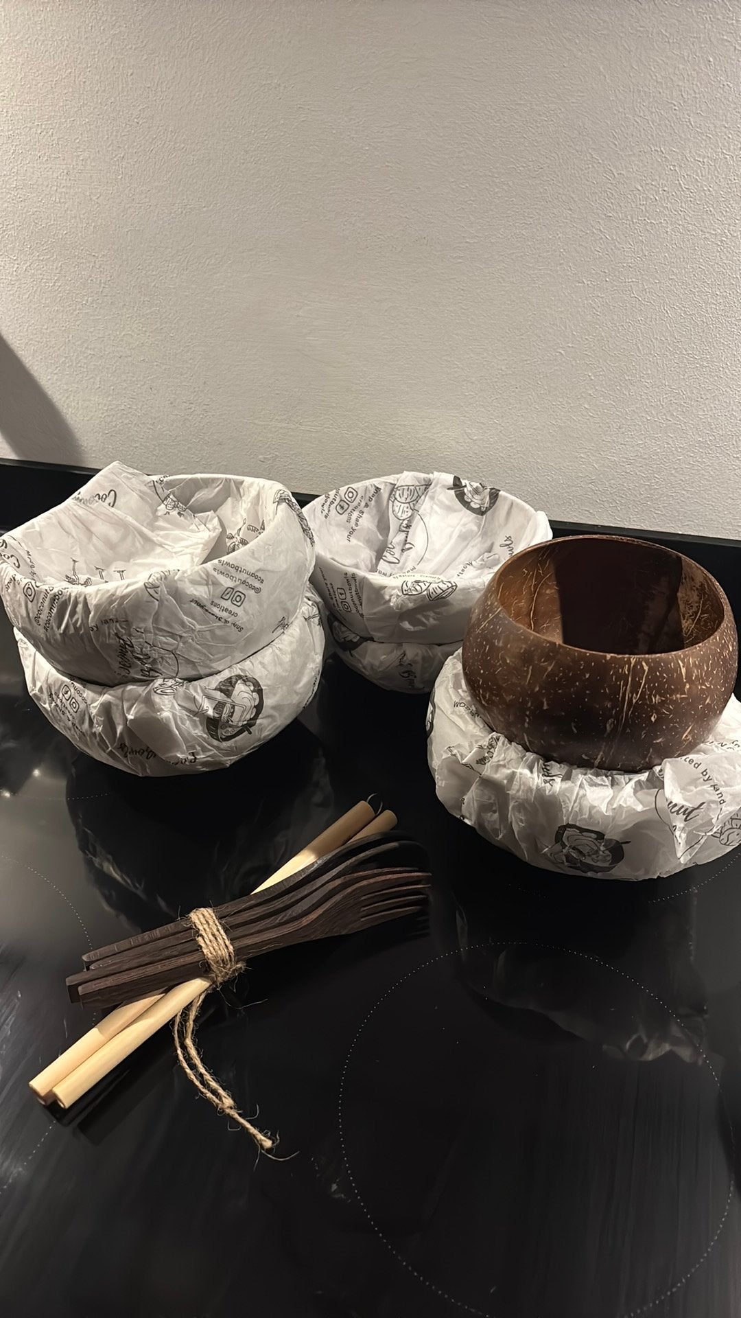 Kokosnoot schalen, houten bestek en bamboe rietjes, Schaal, Rond, Nieuw, Ophalen of Verzenden