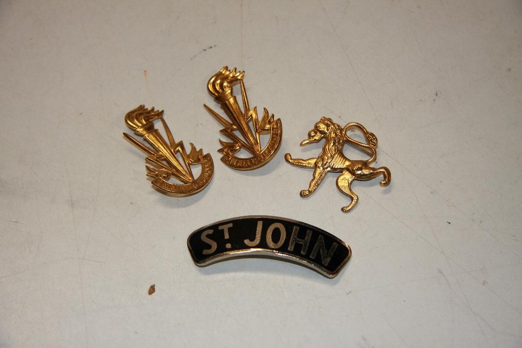 emblemen leger in 1 koop st john (259), Ophalen of Verzenden, Landmacht, Engeland, Embleem of Badge