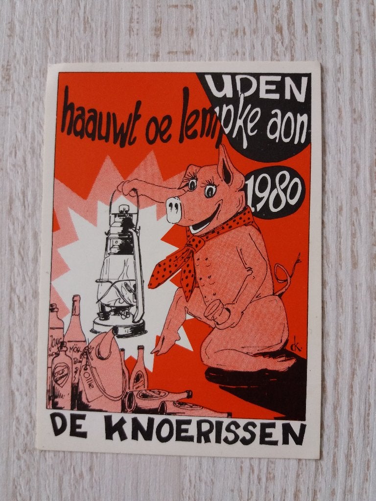 sticker DE KNOERISSEN 1980 te UDEN haauwt oe lemke aon, Ophalen of Verzenden, Zo goed als nieuw, Bedrijf of Vereniging