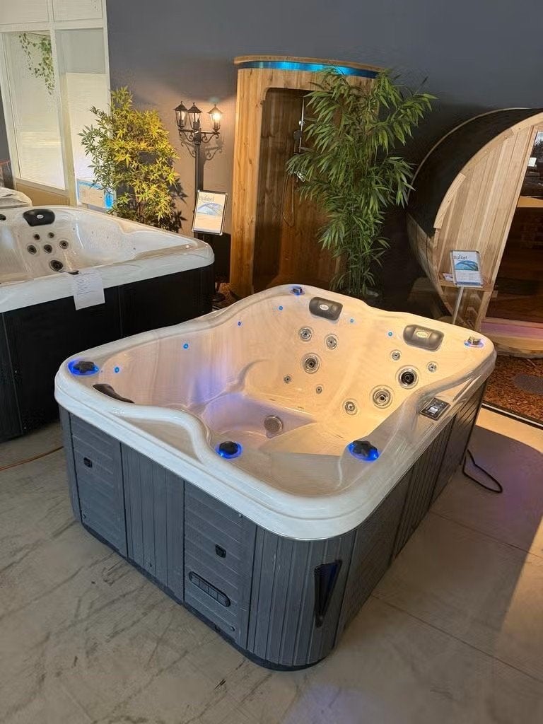 Luxe Spa / Jacuzzi – 3 pers. 220V Plug and Play