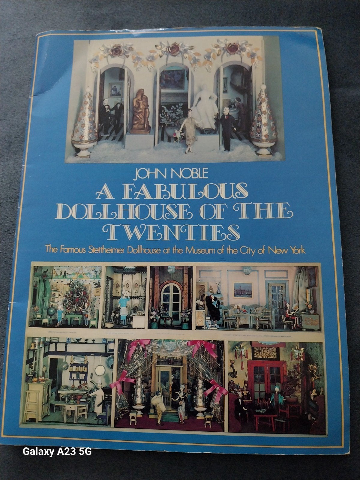 a Fabulous Dollhouse of the Twenties boekje uit 1990, Ophalen of Verzenden, Gebruikt, Poppenhuis