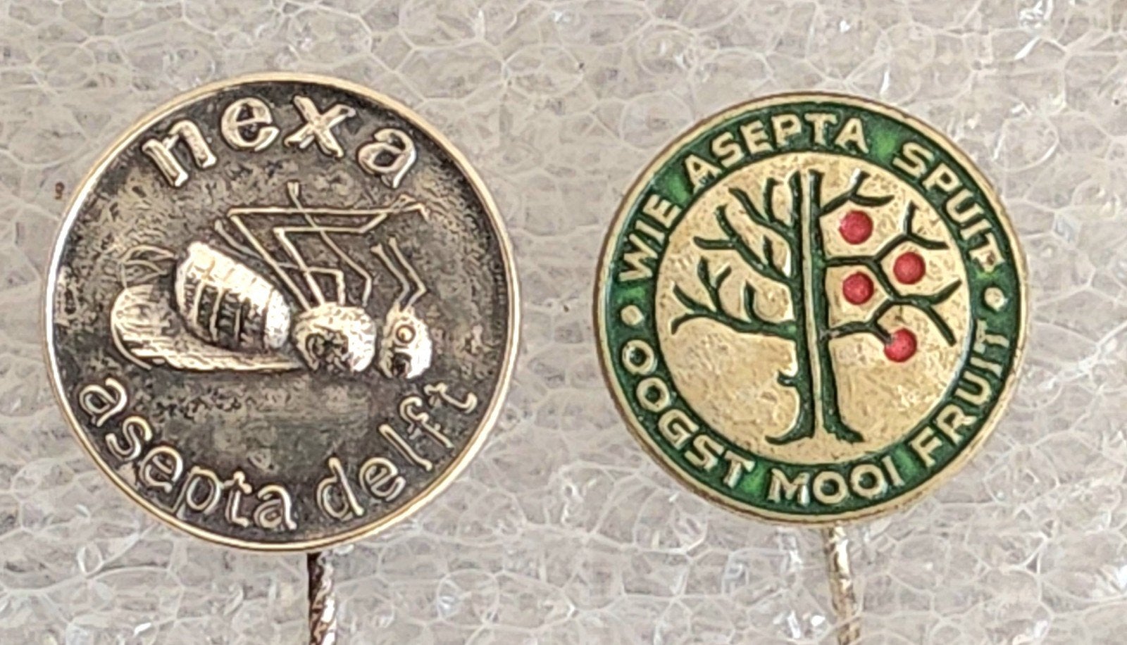 2 Vintage Speldjes: Nexa Asepta Delft & 'Wie Asepta Spuit', Ophalen of Verzenden, Gebruikt, Overige onderwerpen, Speldje of Pin