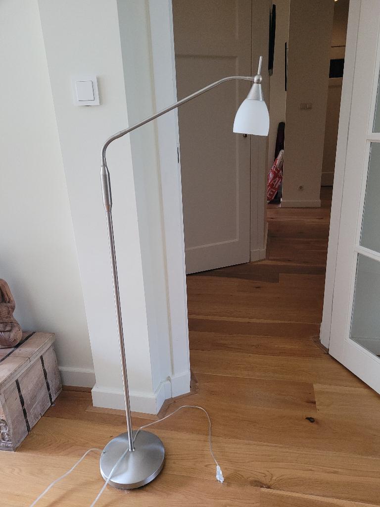 Leeslamp / vloerlamp chroom - mat glas met touch systeem, Huis en Inrichting, Lampen | Vloerlampen, Ophalen, Zo goed als nieuw