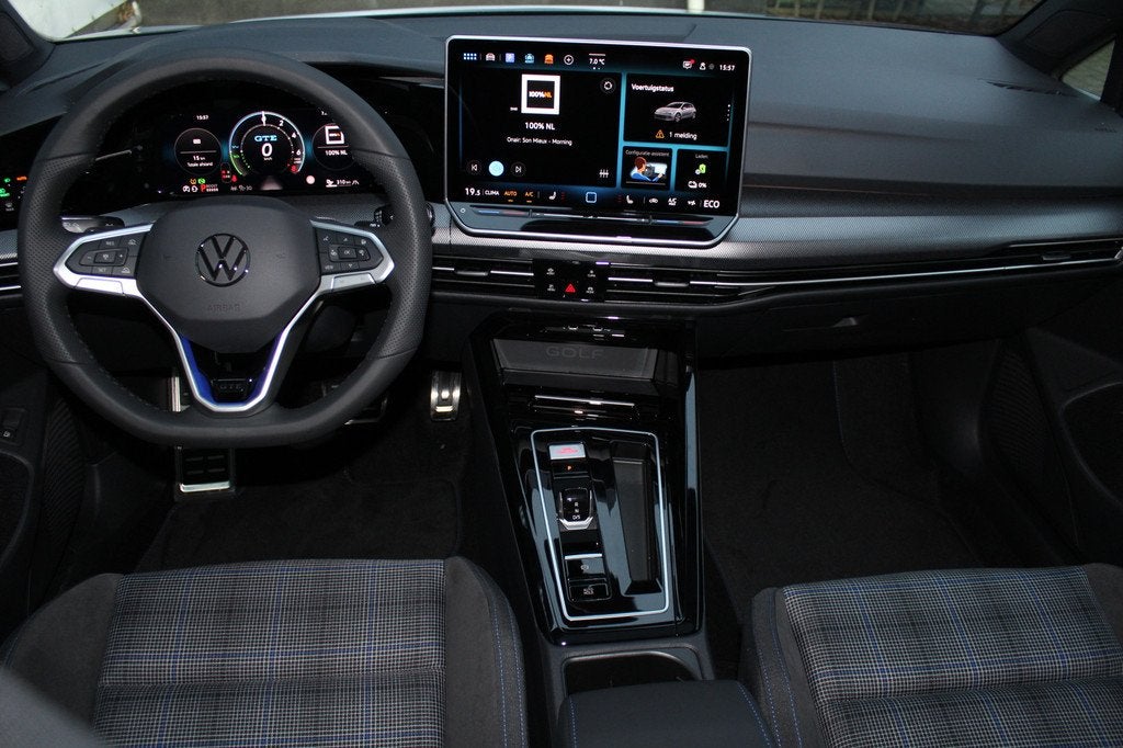 Volkswagen Golf 8.5 1.5 eHybrid GTE 272 Pk | Panorama dak |, Auto's, 4 cilinders, Met garantie (alle), Automatische klimaatregeling
