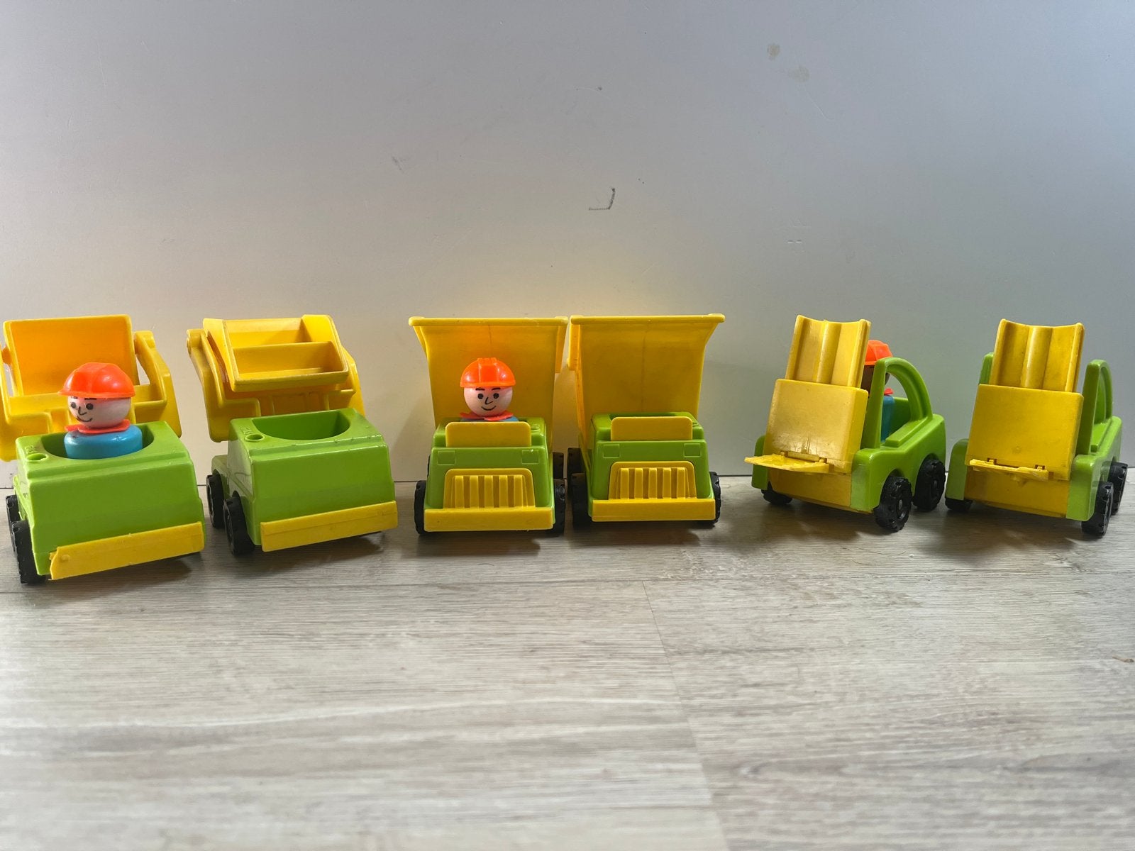 Vintage Fisher Price Bouwteam: 6 voertuigen, 3 bouwvakkers, Ophalen of Verzenden, Gebruikt, Auto of Voertuig