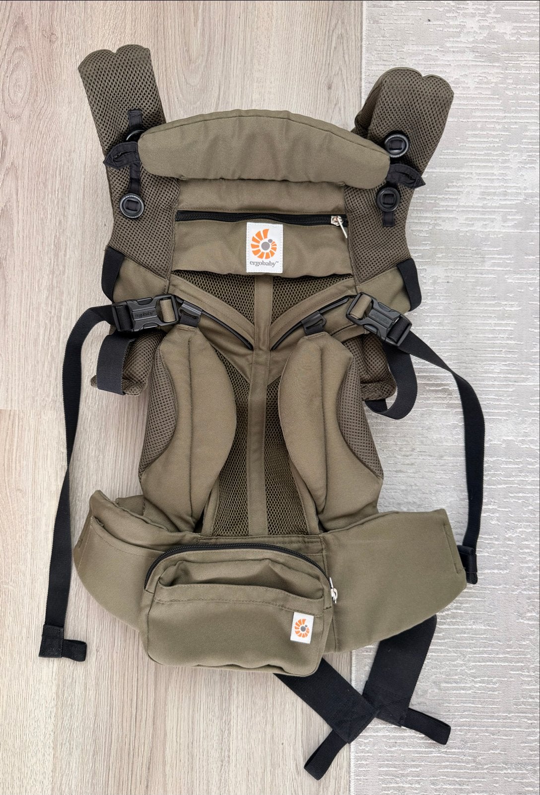 Ergobaby Omni 360 Cool Air Mesh Draagzak - Olijfgroen, Kinderen en Baby's, Babydragers en Draagdoeken, Zo goed als nieuw, Buik, Rug of Zij