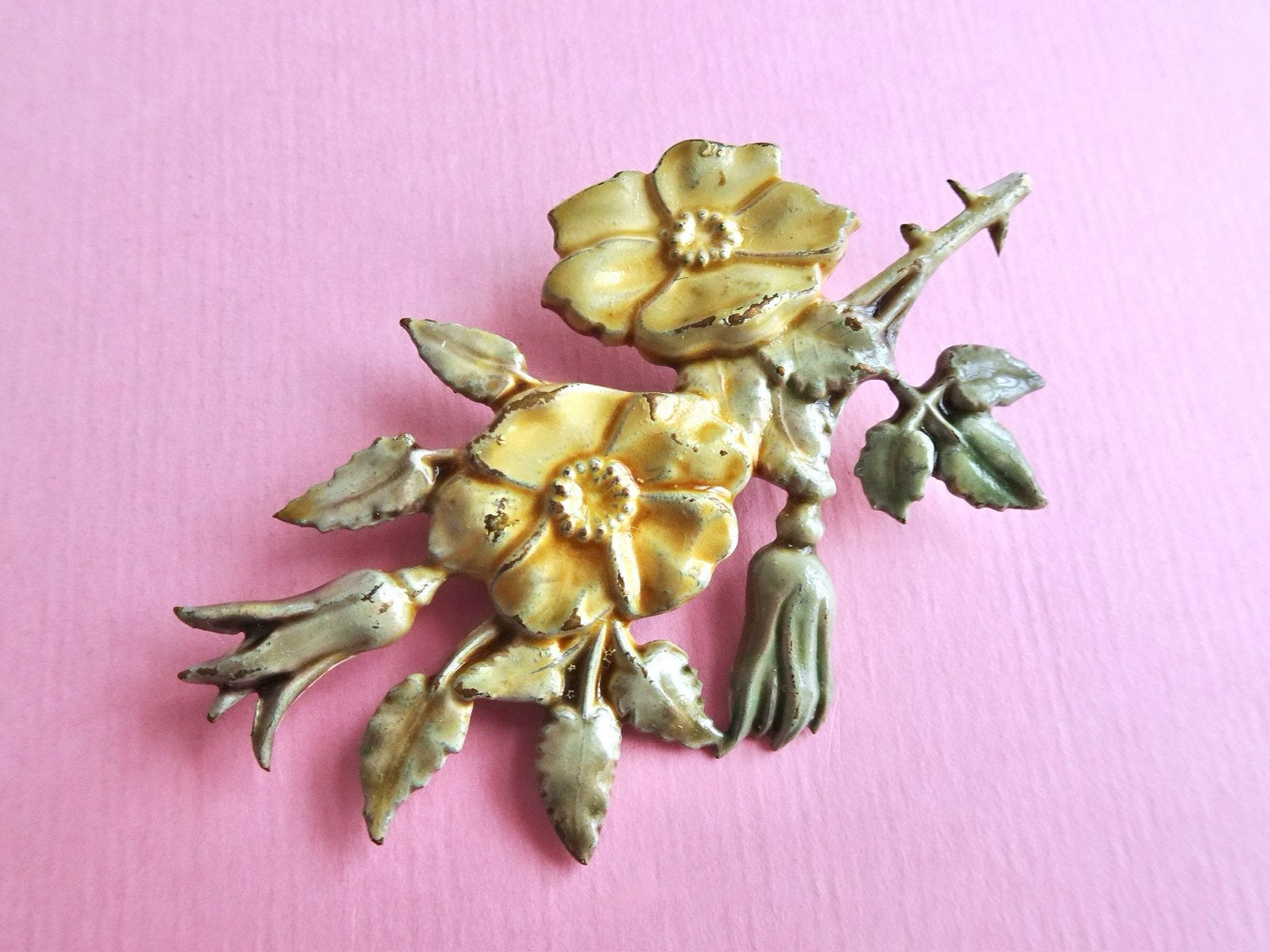 jwg Vintage 20s 40s emaille bloem bloemen broche geel groen, Sieraden, Tassen en Uiterlijk, Antieke sieraden, Verzenden, Koper