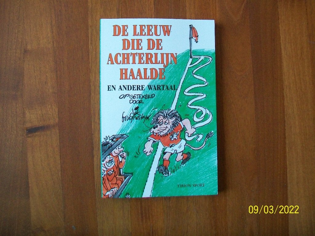 De Leeuw die de Achterlijn haalde - Dik Bruynesteyn, Verzamelen, Sportartikelen en Voetbal, Verzenden, Zo goed als nieuw, Boek of Tijdschrift