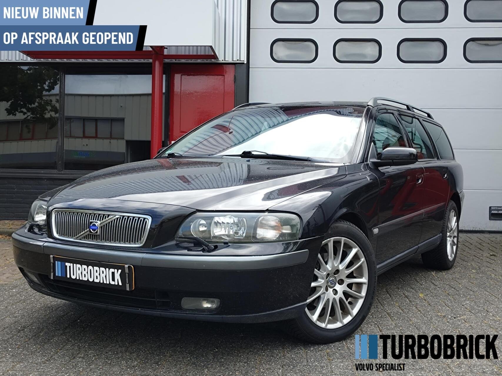 Volvo V70 2.4 Black Sapphire |Cruise|Clima|Trekhaak|17"|nw A, Auto's, 1556 kg, Zwart, Stoelverwarming, Zwart
