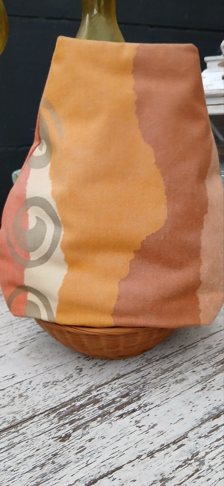 Vintage oranje/beige Theemuts op een mandjedat gevoerd is, Gebruikt, Katoen, Wasbaar, Ophalen of Verzenden