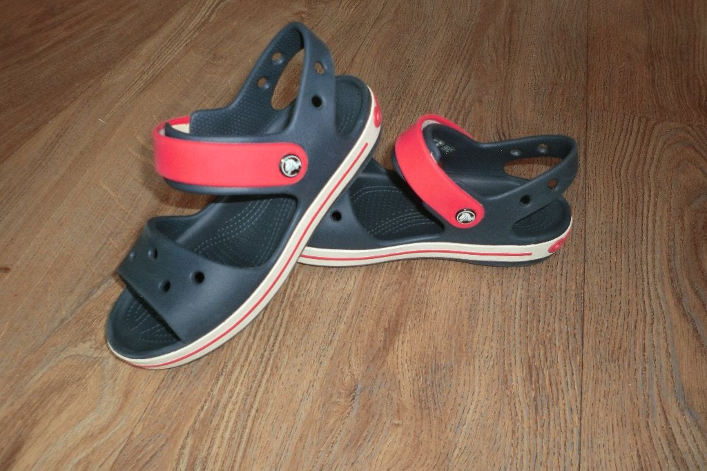 Crocs sandalen blauw/rood maat 32-33, in goede staat!, Crocs, Jongen of Meisje, Schoenen, Ophalen of Verzenden