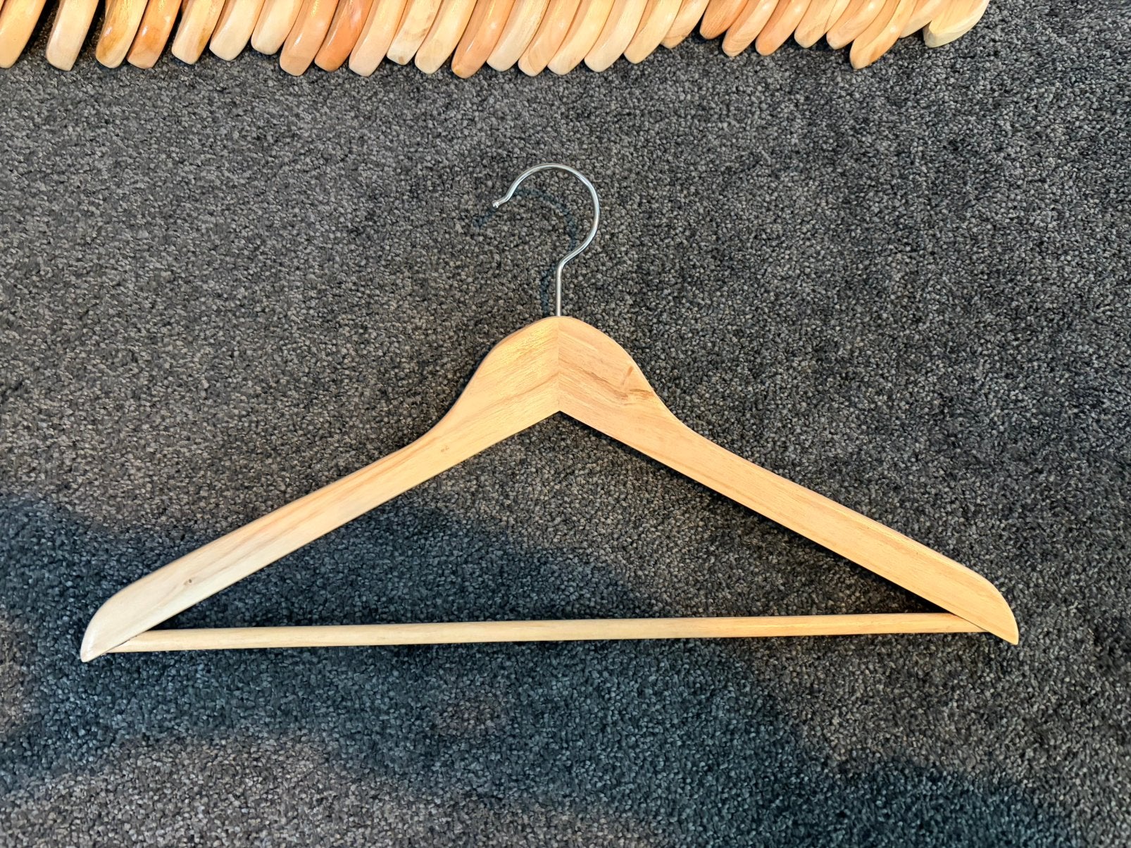 30x IKEA Bumerang houten kleerhangers, Ophalen, Zo goed als nieuw, Hout