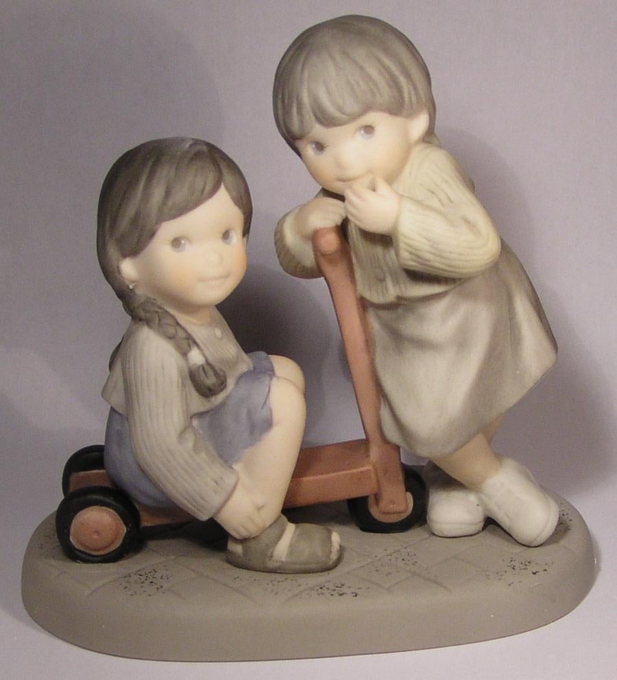 Enesco Girl with Scooter (nieuw), Verzamelen, Beelden en Beeldjes, Verzenden, Nieuw, Mens