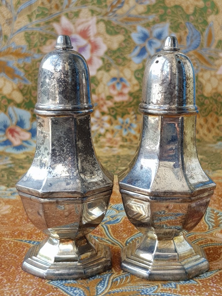 Peper en zout mooi stel oude Engelse silverplate strooiers.