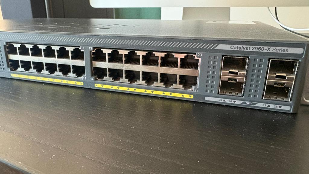 Cisco Catalyst 2960-X Series Netwerk Switch, Ophalen, Zo goed als nieuw