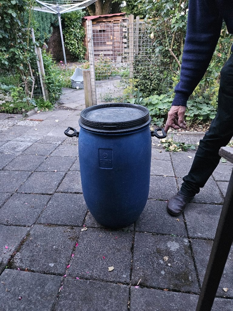 EEN HOGE BLAUWE VOERTON/ OPBERGTON/  REGENTON MET DEKSEL, Dieren en Toebehoren, Dierenvoeding, Ophalen, Pluimvee