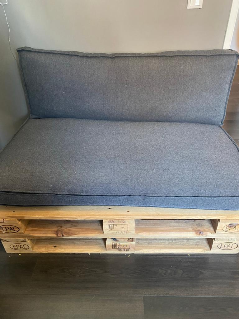 Palletbank met kussens - Zo goed als nieuw, Huis en Inrichting, Banken | Bankstellen, Ophalen, Tweepersoons, 75 tot 100 cm, Zo goed als nieuw