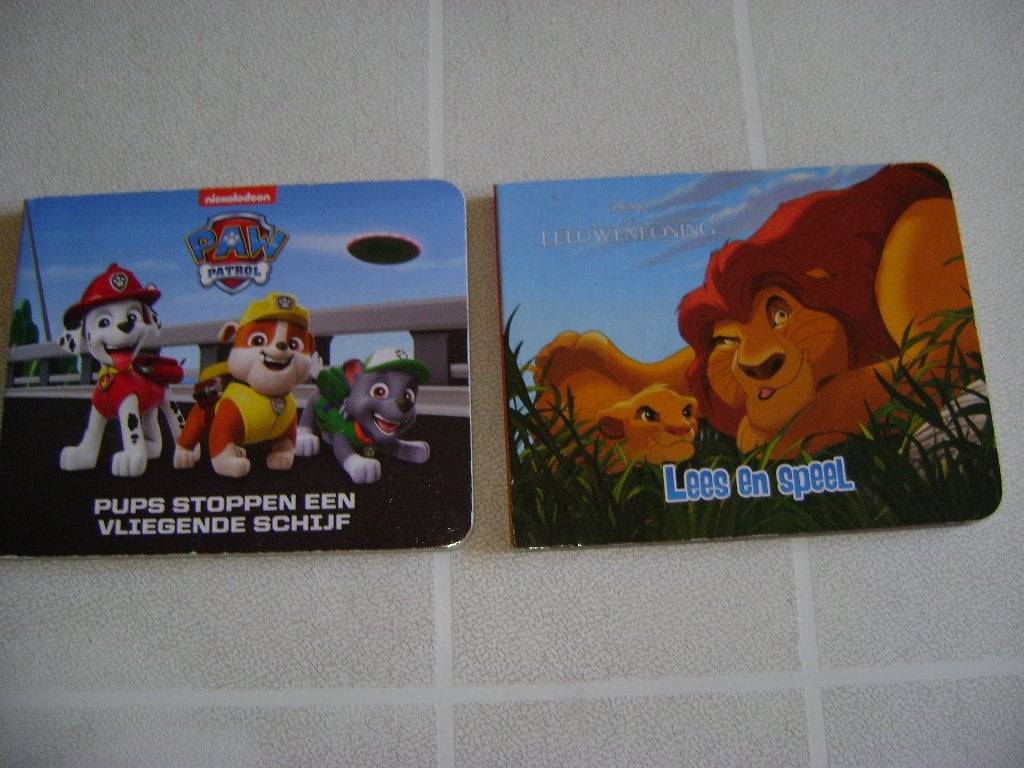 2 peuter boekjes harde blz van paw patrol en disney leeuwenk, Ophalen of Verzenden, Zo goed als nieuw, Disney, 1 tot 2 jaar