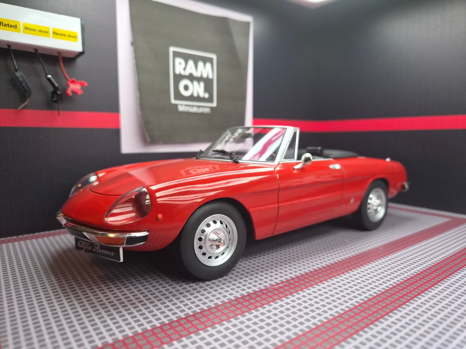 1/18 Alfa Romeo 2000 Spider 1978, Ophalen of Verzenden, Zo goed als nieuw, Auto, Norev