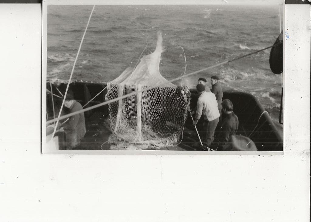 Scheveningen Start visserij met uitzetten van het sleepnet, Ophalen of Verzenden, 1940 tot 1960, Ongelopen, Zuid-Holland